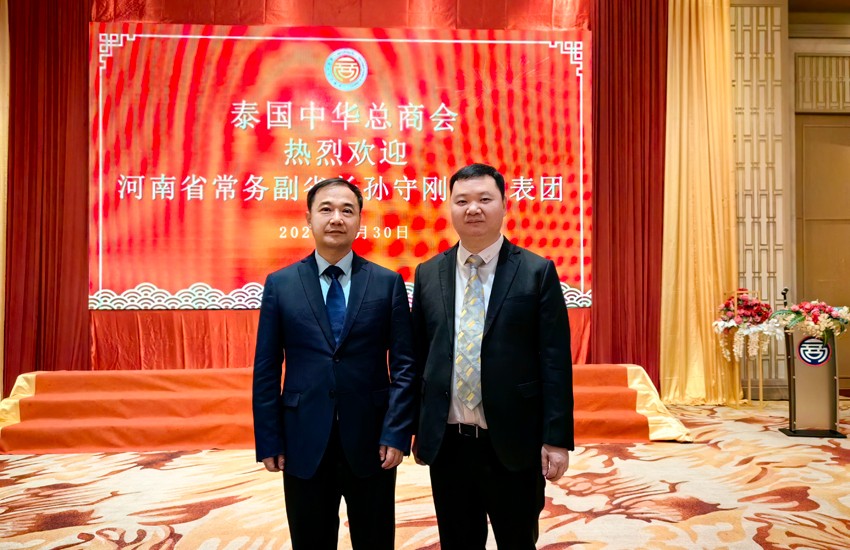 跟何雄市长合影.jpg